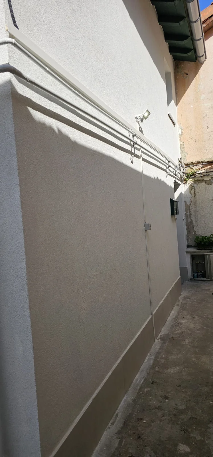 Patio y fachada reformados